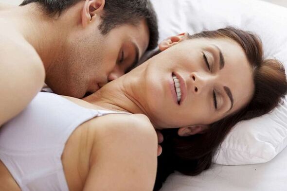 Aufgeregter Mann und Frau im Bett