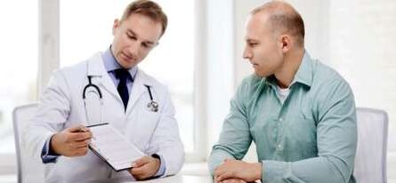 Ein Urologe behandelt pathologischen Ausfluss bei einem Mann. 